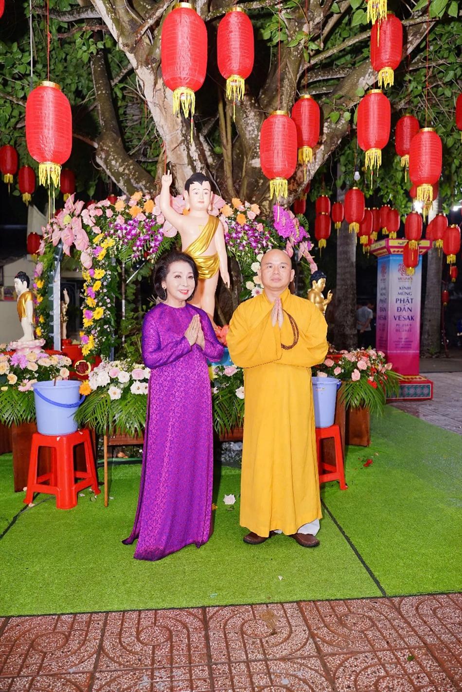 11 ĐÓN KHÁCH, TẮM PHẬT , LƯU NIỆM 11 ĐÓN KHÁCH, TẮM PHẬT , LƯU NIỆM
