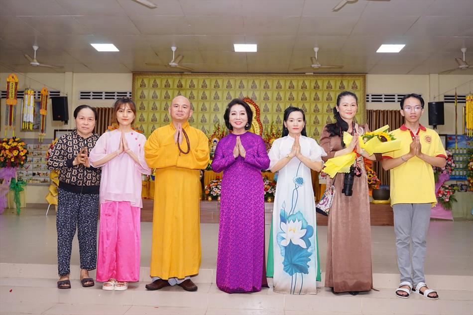 11 ĐÓN KHÁCH, TẮM PHẬT , LƯU NIỆM 11 ĐÓN KHÁCH, TẮM PHẬT , LƯU NIỆM