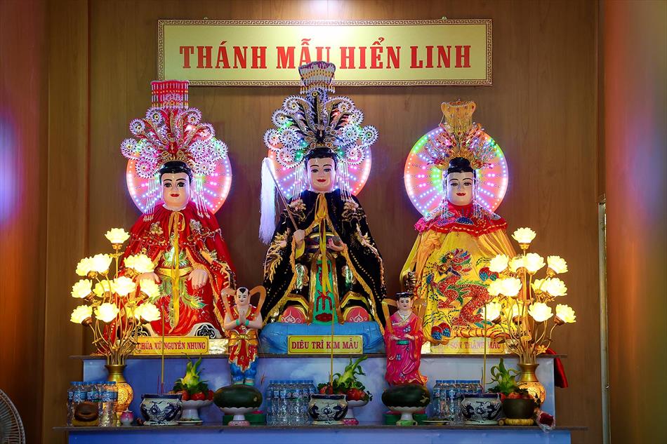 3 TÔN TẠO VÀ TRANG NGHIÊM ĐIỆN BÀ 3 TÔN TẠO VÀ TRANG NGHIÊM ĐIỆN BÀ