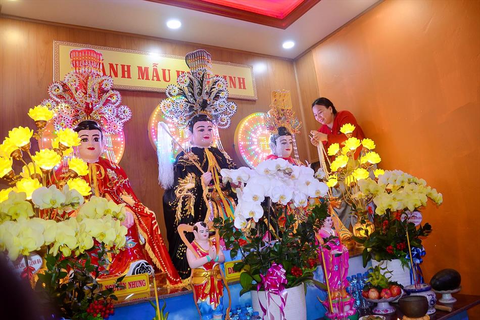 3 TÔN TẠO VÀ TRANG NGHIÊM ĐIỆN BÀ 3 TÔN TẠO VÀ TRANG NGHIÊM ĐIỆN BÀ