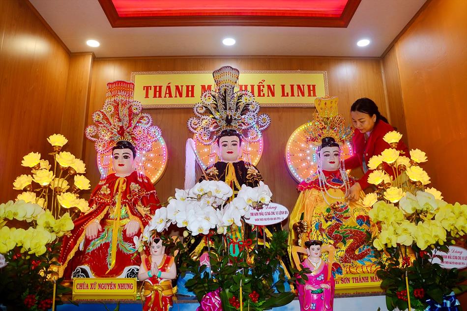 3 TÔN TẠO VÀ TRANG NGHIÊM ĐIỆN BÀ 3 TÔN TẠO VÀ TRANG NGHIÊM ĐIỆN BÀ