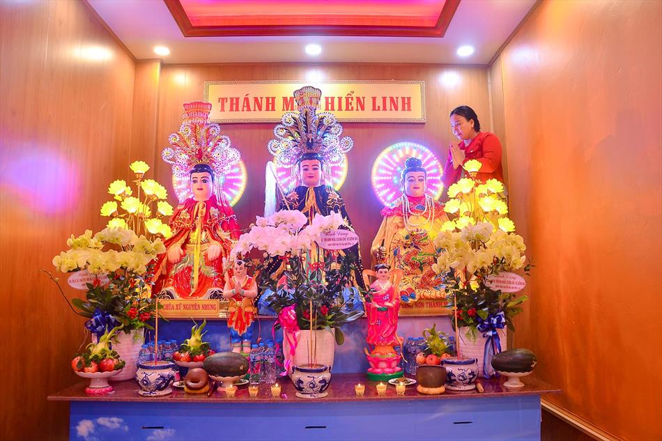 3 TÔN TẠO VÀ TRANG NGHIÊM ĐIỆN BÀ 3 TÔN TẠO VÀ TRANG NGHIÊM ĐIỆN BÀ
