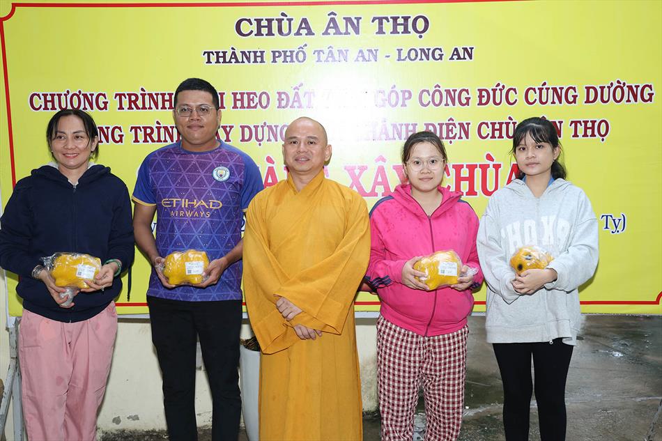 2 TẶNG HEO NGÀY PHẬT ĐẢN 2 TẶNG HEO NGÀY PHẬT ĐẢN