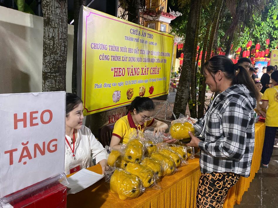 2 TẶNG HEO NGÀY PHẬT ĐẢN 2 TẶNG HEO NGÀY PHẬT ĐẢN