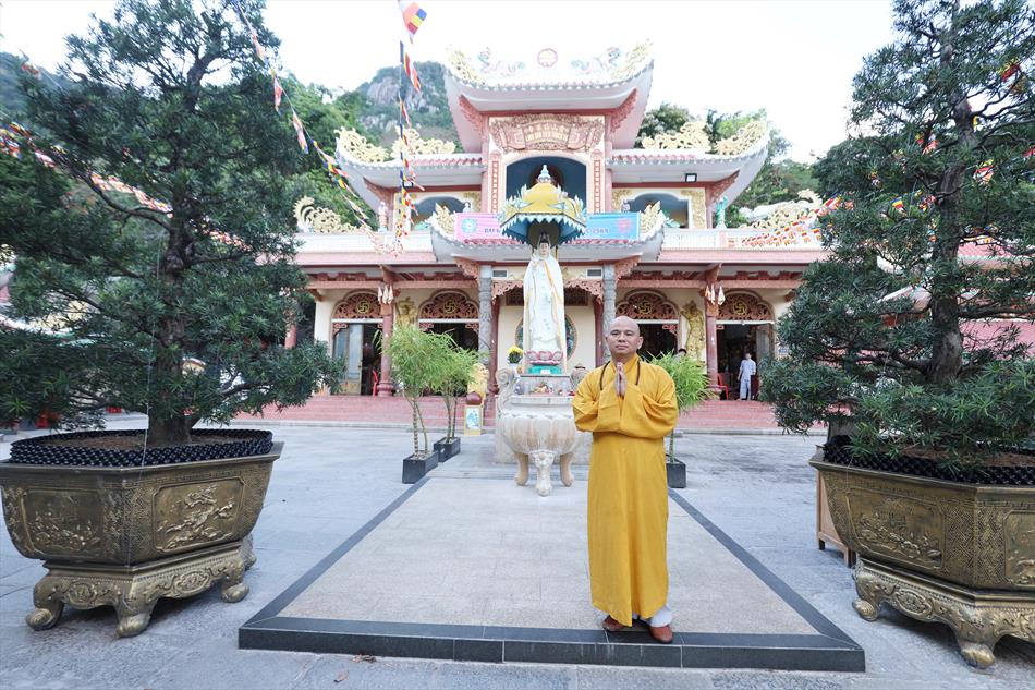 4 THẮP HƯƠNG SƯ BÀ DIỆU NGHĨA, THĂM CHÙA BÀ 4 THẮP HƯƠNG SƯ BÀ DIỆU NGHĨA, THĂM CHÙA BÀ