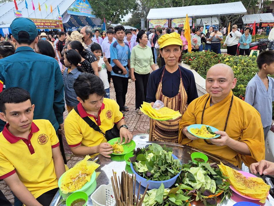 CHIÊU ĐÃI ẨM THỰC CHIÊU ĐÃI ẨM THỰC