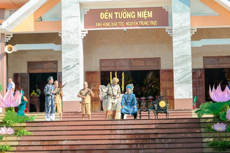 VỞ KỊCH TÁI HIỆN LỊCH SỬ VỞ KỊCH TÁI HIỆN LỊCH SỬ