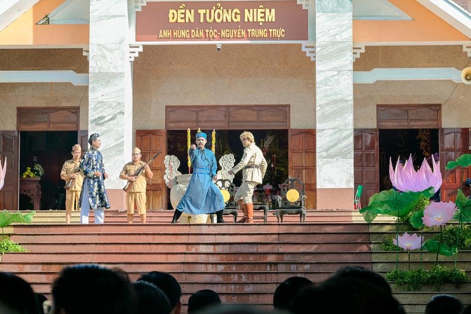 VỞ KỊCH TÁI HIỆN LỊCH SỬ VỞ KỊCH TÁI HIỆN LỊCH SỬ