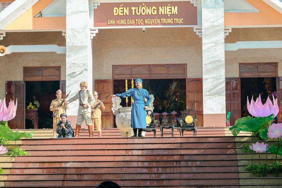 VỞ KỊCH TÁI HIỆN LỊCH SỬ VỞ KỊCH TÁI HIỆN LỊCH SỬ