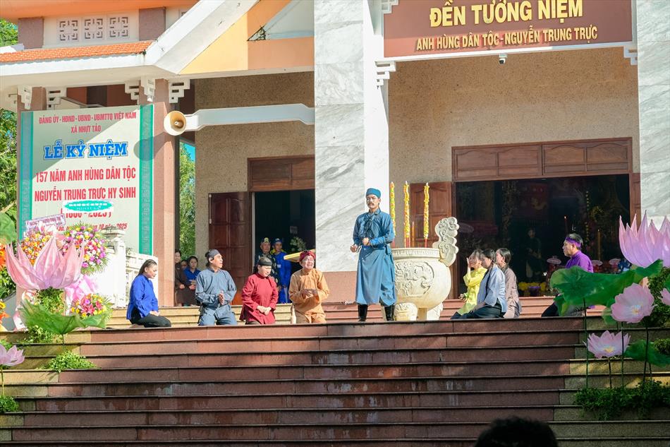 VỞ KỊCH TÁI HIỆN LỊCH SỬ VỞ KỊCH TÁI HIỆN LỊCH SỬ