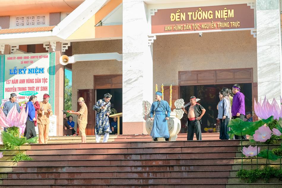 VỞ KỊCH TÁI HIỆN LỊCH SỬ VỞ KỊCH TÁI HIỆN LỊCH SỬ