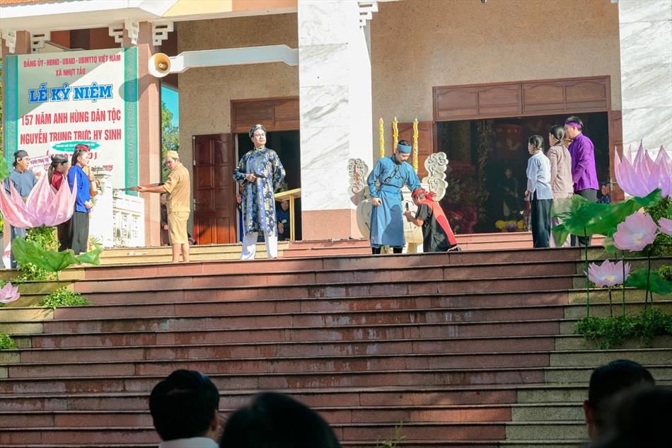 VỞ KỊCH TÁI HIỆN LỊCH SỬ VỞ KỊCH TÁI HIỆN LỊCH SỬ