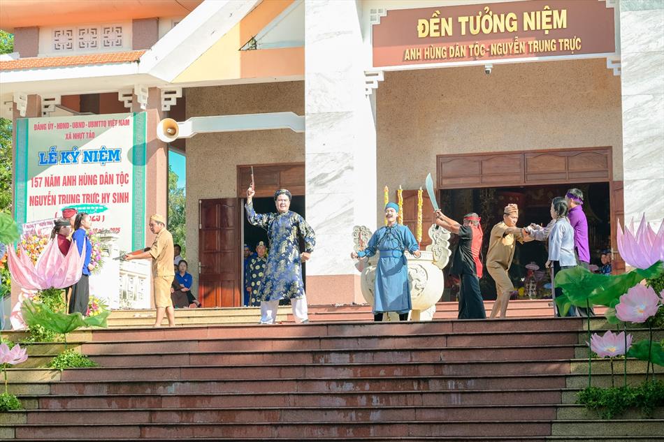 VỞ KỊCH TÁI HIỆN LỊCH SỬ VỞ KỊCH TÁI HIỆN LỊCH SỬ