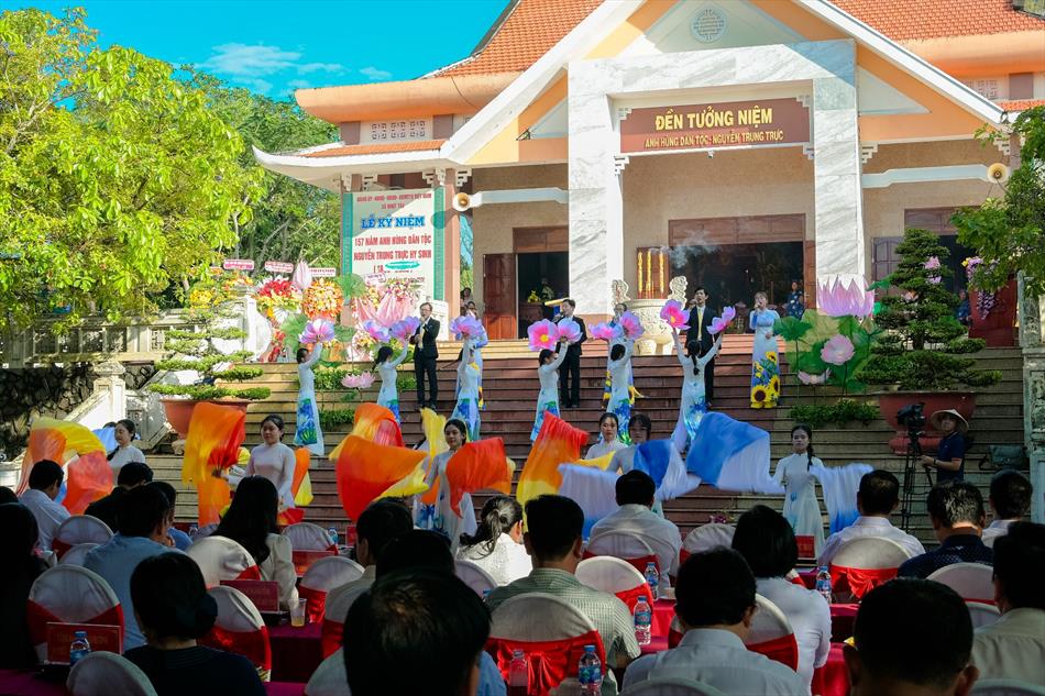 VỞ KỊCH TÁI HIỆN LỊCH SỬ VỞ KỊCH TÁI HIỆN LỊCH SỬ