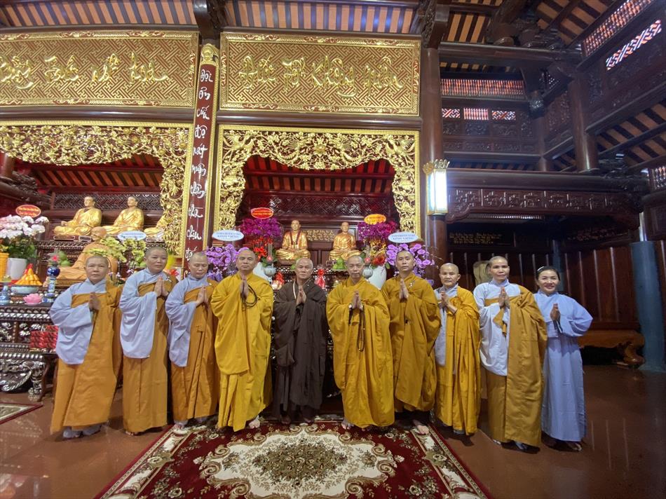 Đại diện Học viện Phật Giáo Việt Nam tại TP.HCM đảnh lễ tưởng niệm nhân 50 năm ngày viên tịch của Hòa Thượng Thích Tâm Giác tại tu viện Vĩnh Nghiêm