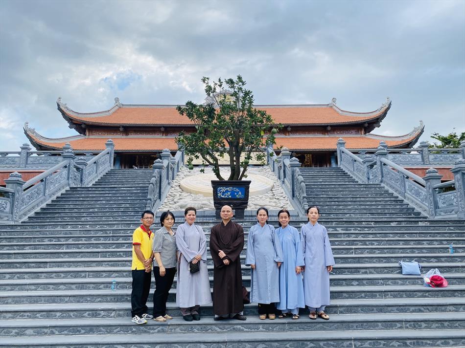 Đại diện Học viện Phật Giáo Việt Nam tại TP.HCM đảnh lễ tưởng niệm nhân 50 năm ngày viên tịch của Hòa Thượng Thích Tâm Giác tại tu viện Vĩnh Nghiêm