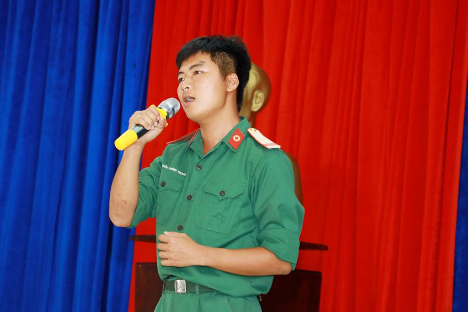 Đại đức Thích Lệ Ngôn giao lưu và thuyết giảng về vu lan báo hiếu tại tiểu đoàn 1, Trung đoàn 738 ở huyện Thạnh Hóa