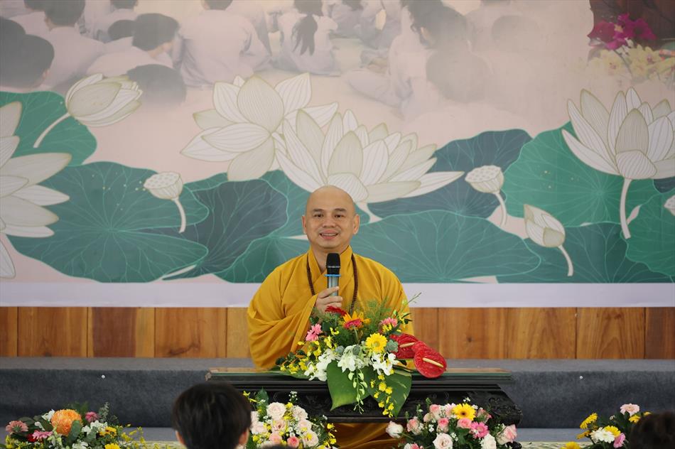 Đại đức Thích Lệ Ngôn thuyết giảng tại khóa tu mùa hè 2023 ở chùa Pháp Lưu
