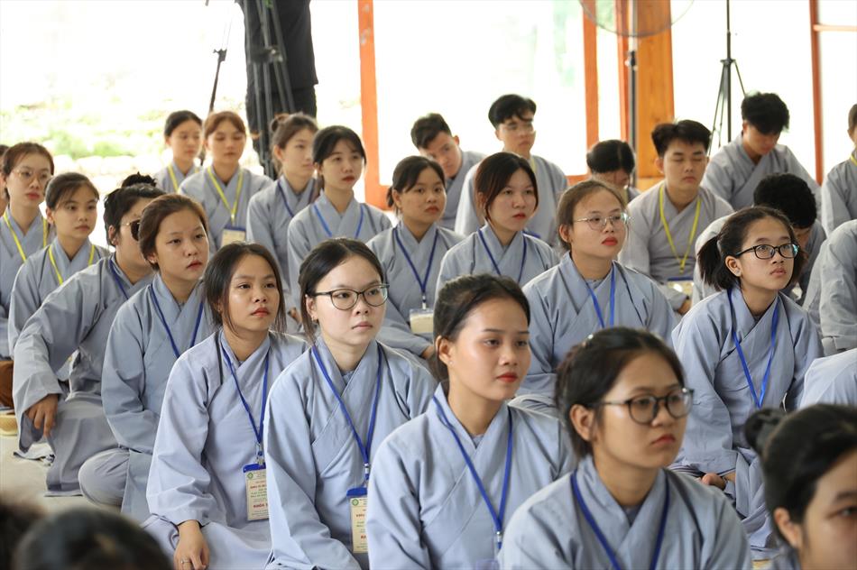 Đại đức Thích Lệ Ngôn thuyết giảng tại khóa tu mùa hè 2023 ở chùa Pháp Lưu