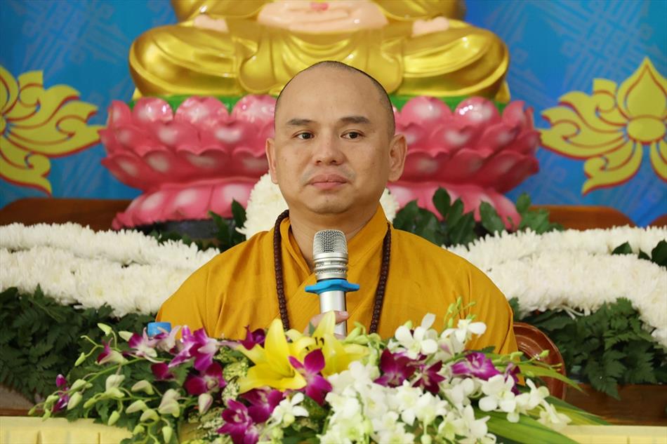 Đại đức Thích Lệ Ngôn thuyết giảng tại khóa tu mùa hè 2023 ở chùa Phật Bửu