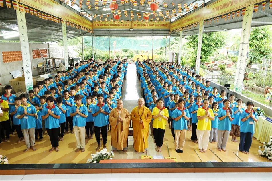 Đại đức Thích Lệ Ngôn thuyết giảng tại khóa tu mùa hè 2023 ở chùa Phật Bửu