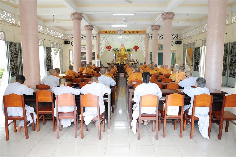 Đại đức Thích Lệ Ngôn thuyết giảng tại trường hạ tịnh xá Ngọc Tâm