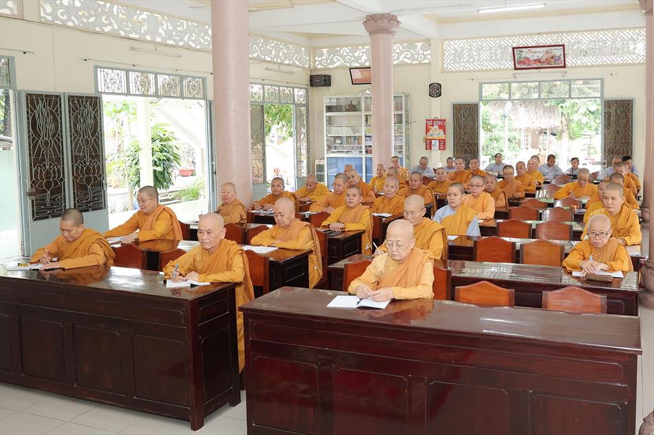 Đại đức Thích Lệ Ngôn thuyết giảng tại trường hạ tịnh xá Ngọc Tâm