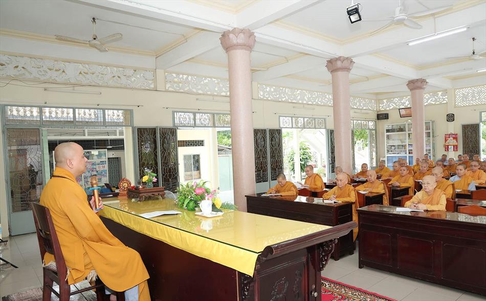 Đại đức Thích Lệ Ngôn thuyết giảng tại trường hạ tịnh xá Ngọc Tâm