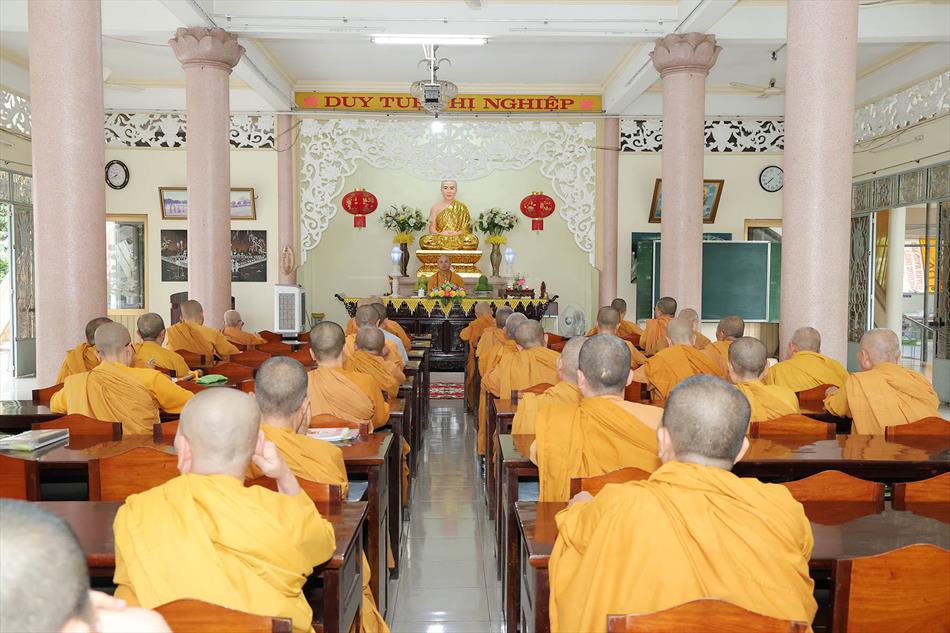 Đại đức Thích Lệ Ngôn thuyết giảng tại trường hạ tịnh xá Ngọc Tâm