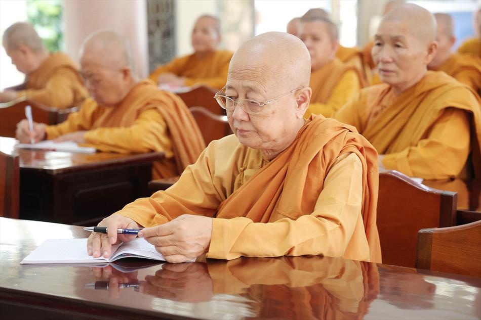 Đại đức Thích Lệ Ngôn thuyết giảng tại trường hạ tịnh xá Ngọc Tâm