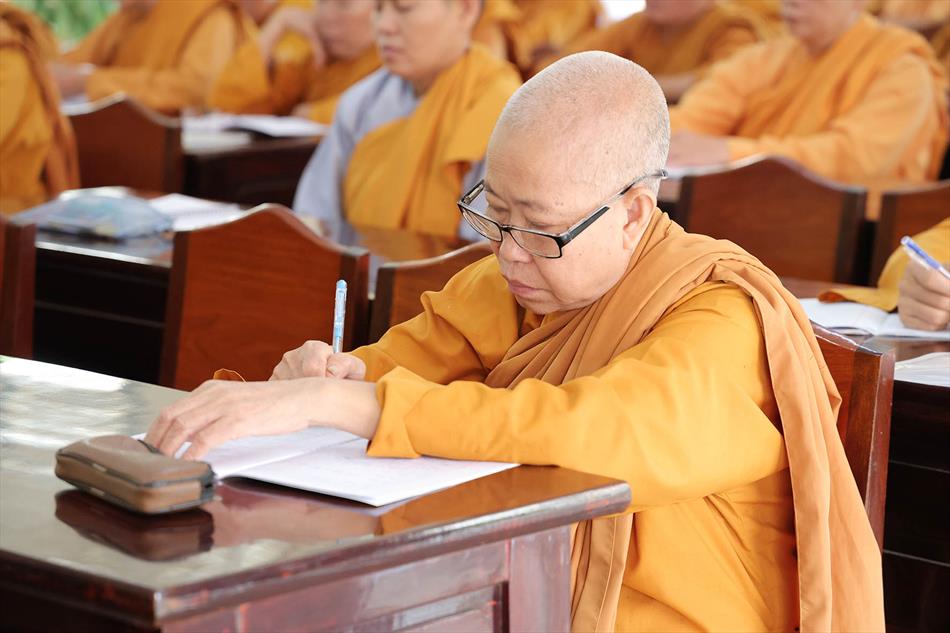 Đại đức Thích Lệ Ngôn thuyết giảng tại trường hạ tịnh xá Ngọc Tâm