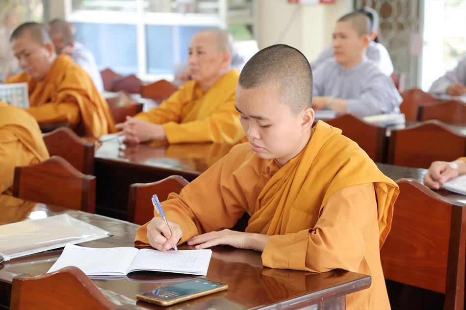 Đại đức Thích Lệ Ngôn thuyết giảng tại trường hạ tịnh xá Ngọc Tâm