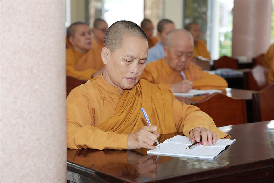 Đại đức Thích Lệ Ngôn thuyết giảng tại trường hạ tịnh xá Ngọc Tâm