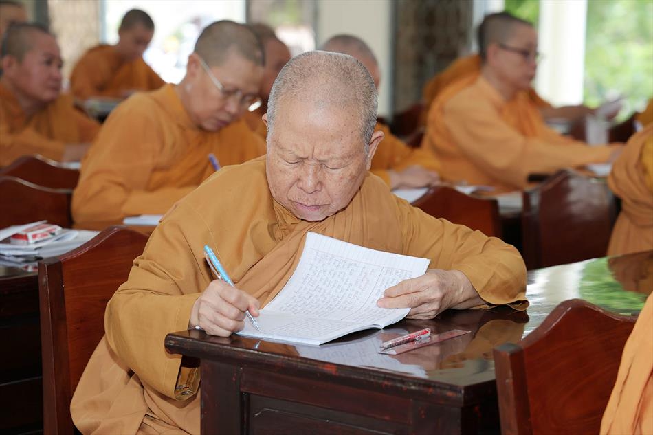 Đại đức Thích Lệ Ngôn thuyết giảng tại trường hạ tịnh xá Ngọc Tâm