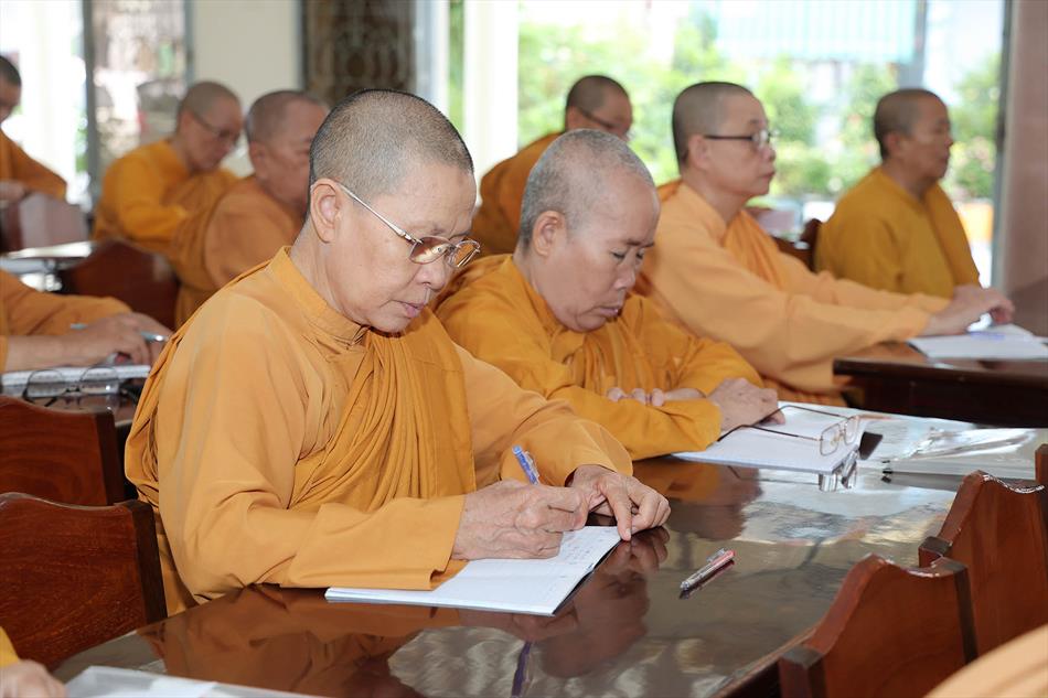 Đại đức Thích Lệ Ngôn thuyết giảng tại trường hạ tịnh xá Ngọc Tâm