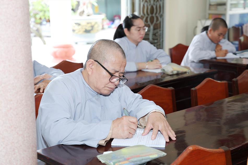 Đại đức Thích Lệ Ngôn thuyết giảng tại trường hạ tịnh xá Ngọc Tâm