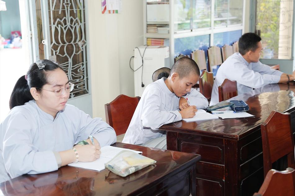 Đại đức Thích Lệ Ngôn thuyết giảng tại trường hạ tịnh xá Ngọc Tâm