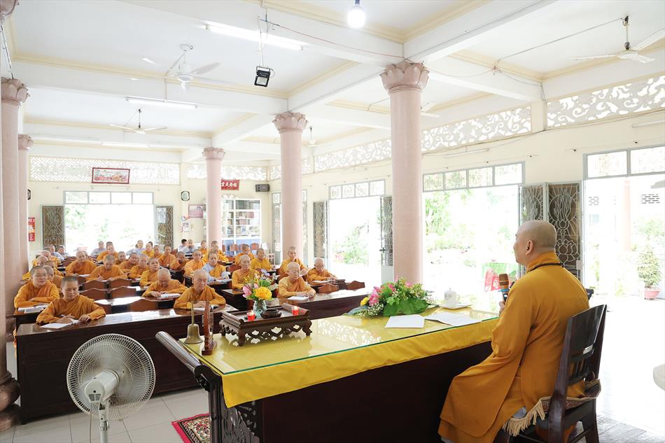 Đại đức Thích Lệ Ngôn thuyết giảng tại trường hạ tịnh xá Ngọc Tâm