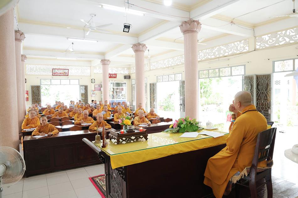 Đại đức Thích Lệ Ngôn thuyết giảng tại trường hạ tịnh xá Ngọc Tâm