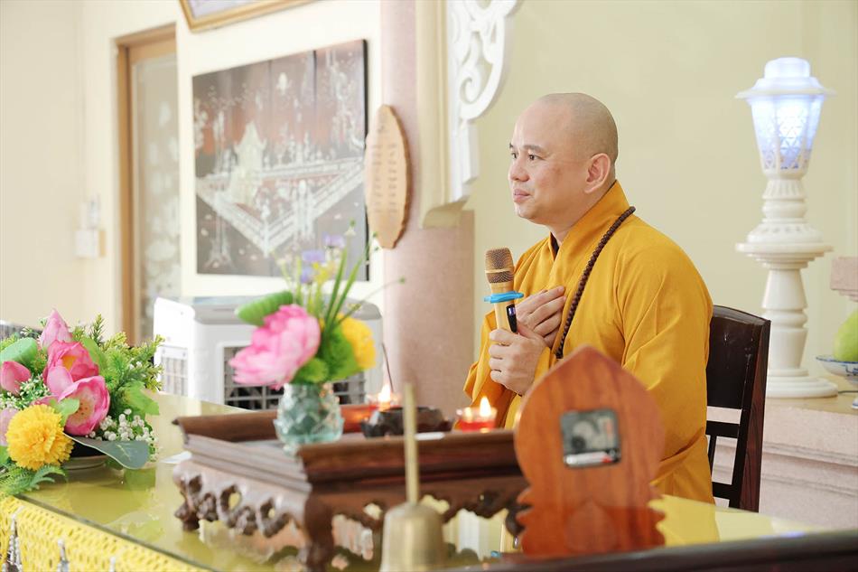 Đại đức Thích Lệ Ngôn thuyết giảng tại trường hạ tịnh xá Ngọc Tâm