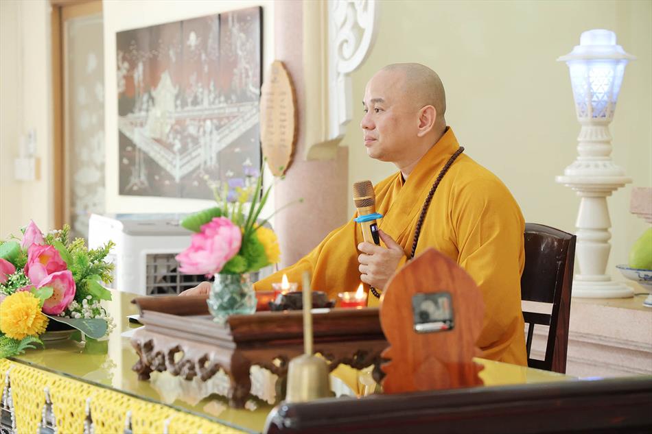 Đại đức Thích Lệ Ngôn thuyết giảng tại trường hạ tịnh xá Ngọc Tâm