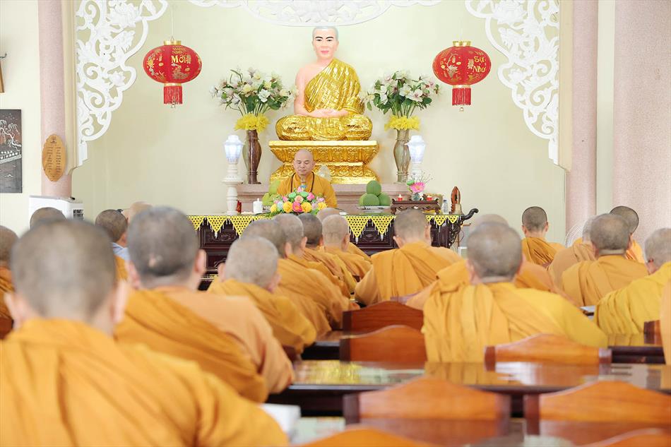 Đại đức Thích Lệ Ngôn thuyết giảng tại trường hạ tịnh xá Ngọc Tâm