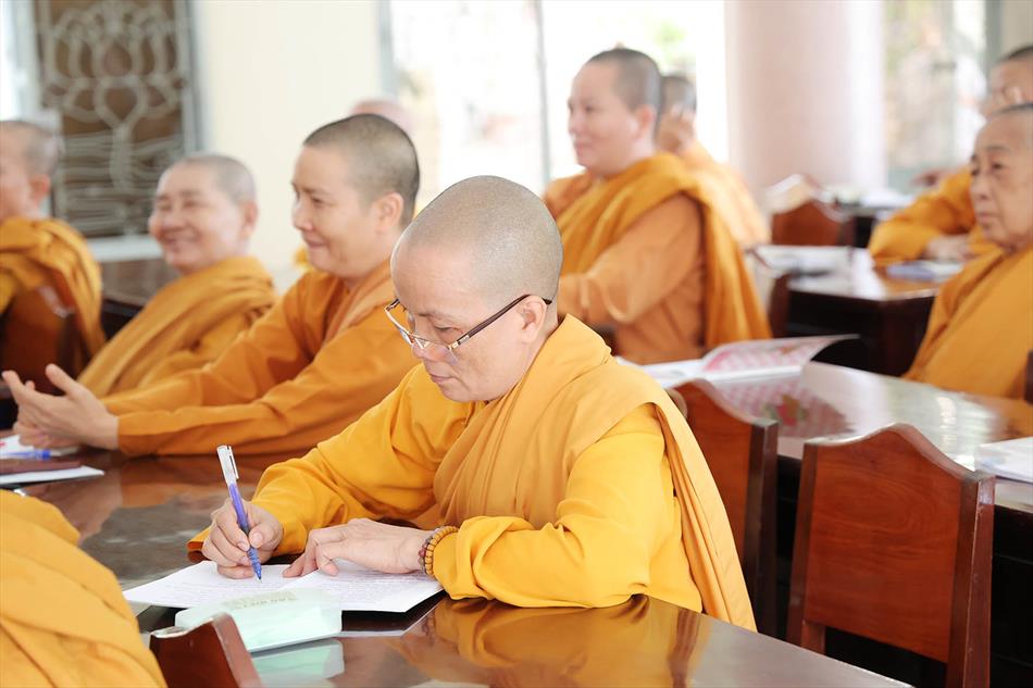 Đại đức Thích Lệ Ngôn thuyết giảng tại trường hạ tịnh xá Ngọc Tâm