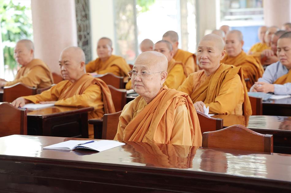 Đại đức Thích Lệ Ngôn thuyết giảng tại trường hạ tịnh xá Ngọc Tâm