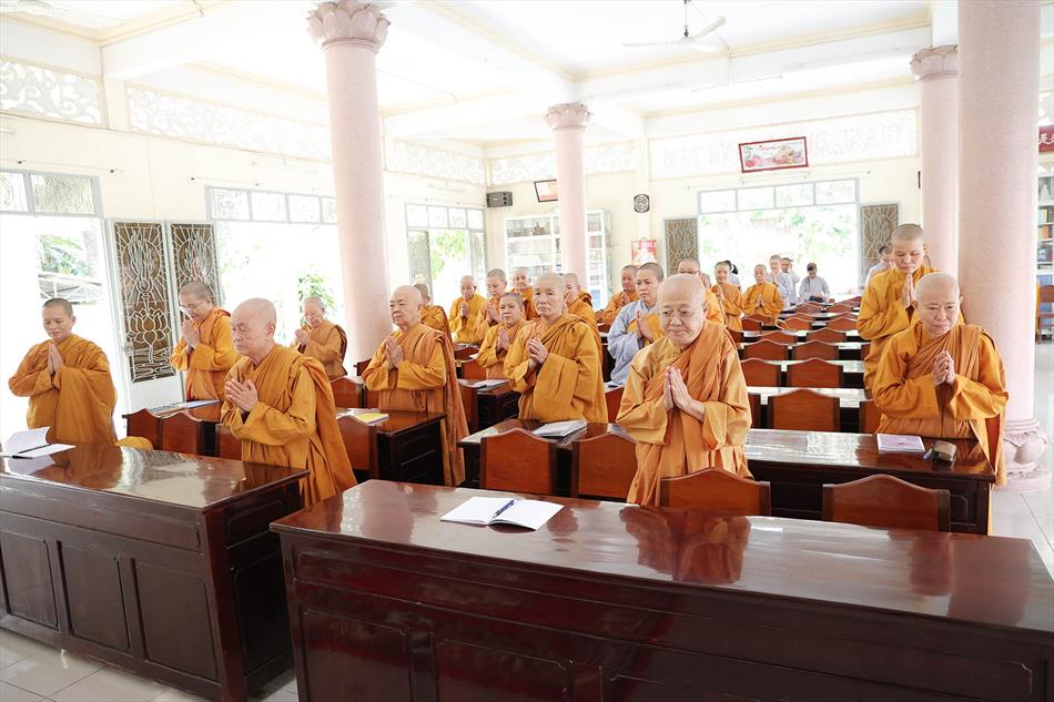Đại đức Thích Lệ Ngôn thuyết giảng tại trường hạ tịnh xá Ngọc Tâm