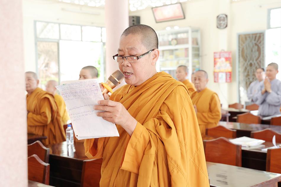 Đại đức Thích Lệ Ngôn thuyết giảng tại trường hạ tịnh xá Ngọc Tâm