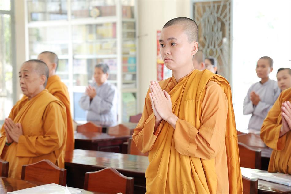Đại đức Thích Lệ Ngôn thuyết giảng tại trường hạ tịnh xá Ngọc Tâm