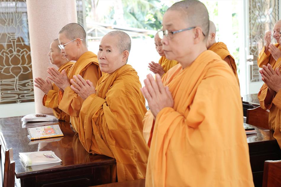 Đại đức Thích Lệ Ngôn thuyết giảng tại trường hạ tịnh xá Ngọc Tâm