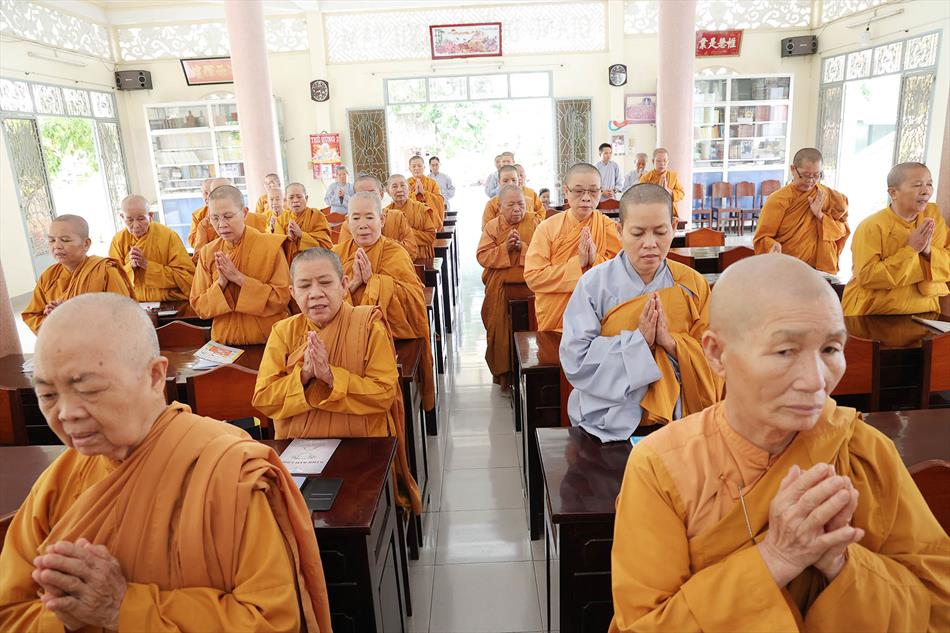 Đại đức Thích Lệ Ngôn thuyết giảng tại trường hạ tịnh xá Ngọc Tâm