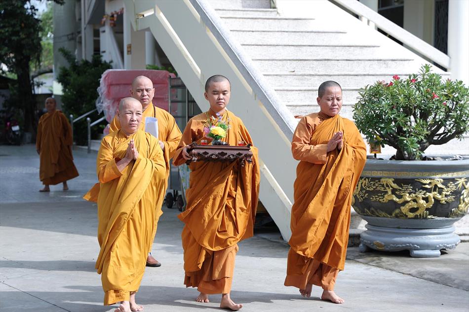 Đại đức Thích Lệ Ngôn thuyết giảng tại trường hạ tịnh xá Ngọc Tâm